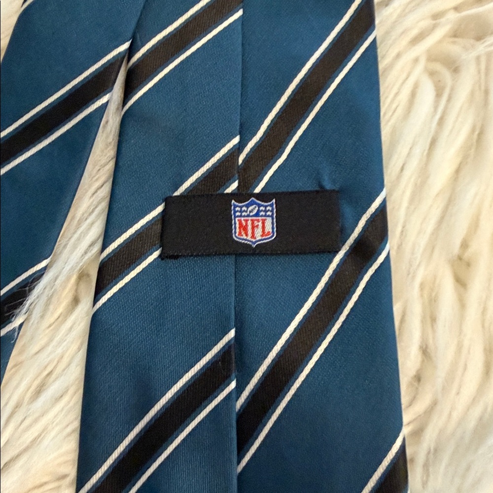 NFL Philadelphia Eagles necktie made of 100% polyester excellent condition - Picture 4 of 8